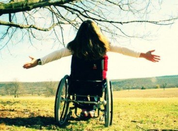 Як допомогти людям з інвалідністю у зоні бойових дій?