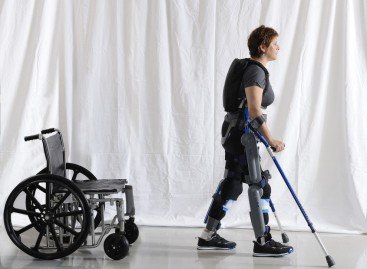 Экзоскелет ReWalk заново учит ходить парализованных людей
