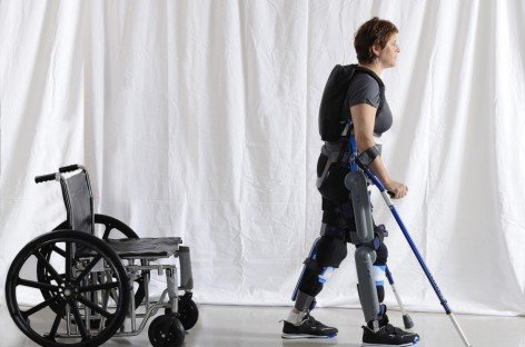 Экзоскелет ReWalk заново учит ходить парализованных людей