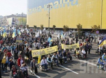 У Києві люди з інвалідністю провели Марш миру та закликали поранених військових не падати духом
