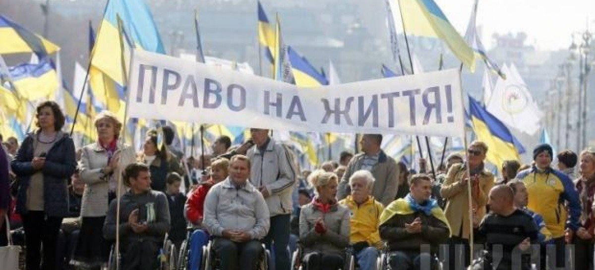 Люди с инвалидностью прошли по Крещатику “Маршем мира” и призвали раненых бойцов не падать духом