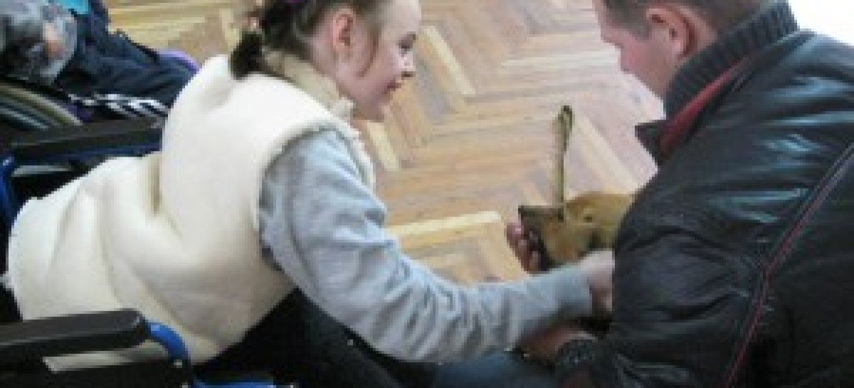 Для дітей-осіб з інвалідністю з центру «Промінь» провели сеанс зоотерапії