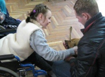 Для дітей-осіб з інвалідністю з центру «Промінь» провели сеанс зоотерапії