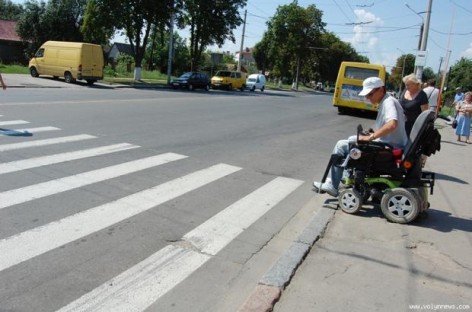 Заради осіб з інвалідністю в Івано-Франківську встановили 36 звукових світлофорів та хочуть, щоб “заговорив” транспорт