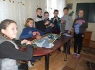 Діти з вадами слуху з Рівненщини в’яжуть теплі речі українським військовим