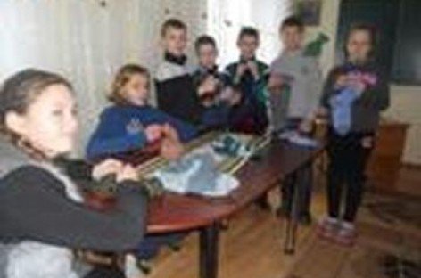 Діти з вадами слуху з Рівненщини в’яжуть теплі речі українським військовим