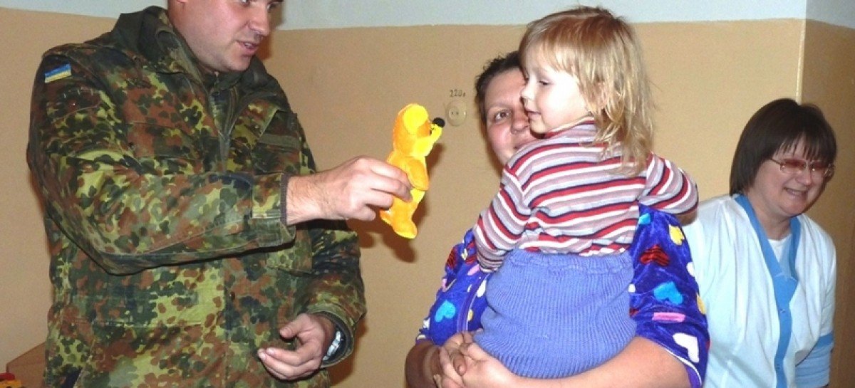 Офіцери Збройних Сил України взяли під опіку дітей, які лікуються у міській дитячій лікарні Слов’янська