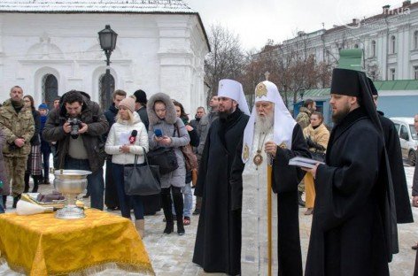 Мариупольцам пришла помощь из Киева от патриарха Филарета