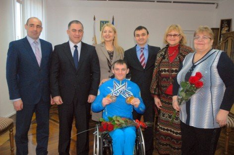 Вадим Меріков привітав параолімпійця Максима Ярового з черговою нагородою