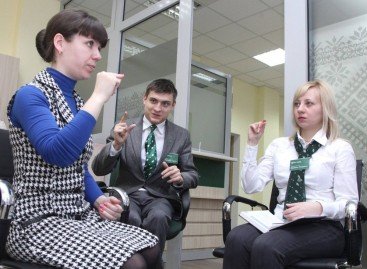 Співробітники Ощадбанку вивчають мову жестів