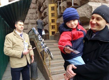 Діти з синдромом Дауна роздали депутатам Київради різнокольорові шкарпетки