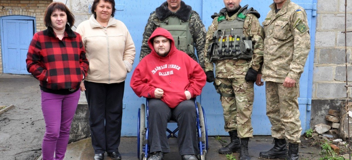 Українські військові на Донеччині допомагають людям з обмеженими можливостями повернутися додому