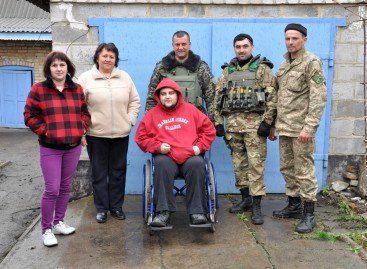 Українські військові на Донеччині допомагають людям з обмеженими можливостями повернутися додому