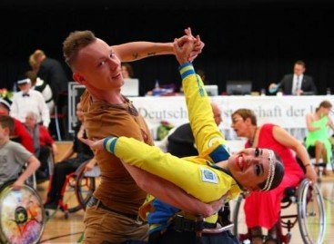 Українські танцюристи стали першими на міжнародному турнірі зі спортивних танців на візках