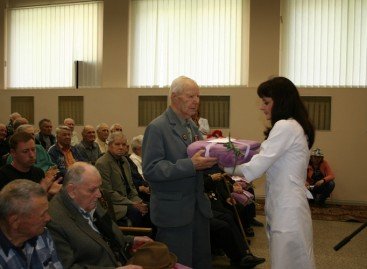 Ветеранів, що лікуються в Дніпропетровському обласному госпіталі, привітали з 70-ю річницею закінчення Другої світової війни