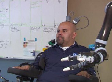 Як інвалід-кіборг випробував металеві руки