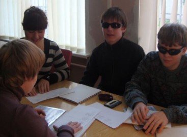 У Києві можуть закрити «незаконну» вечірню школу для незрячих