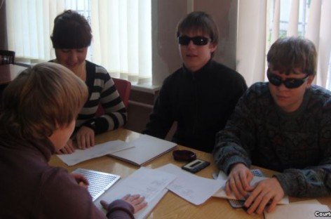 У Києві можуть закрити «незаконну» вечірню школу для незрячих