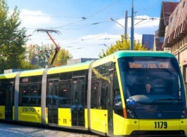 Зупинки трамваю на Сихів облаштують для людей з особливими потребами