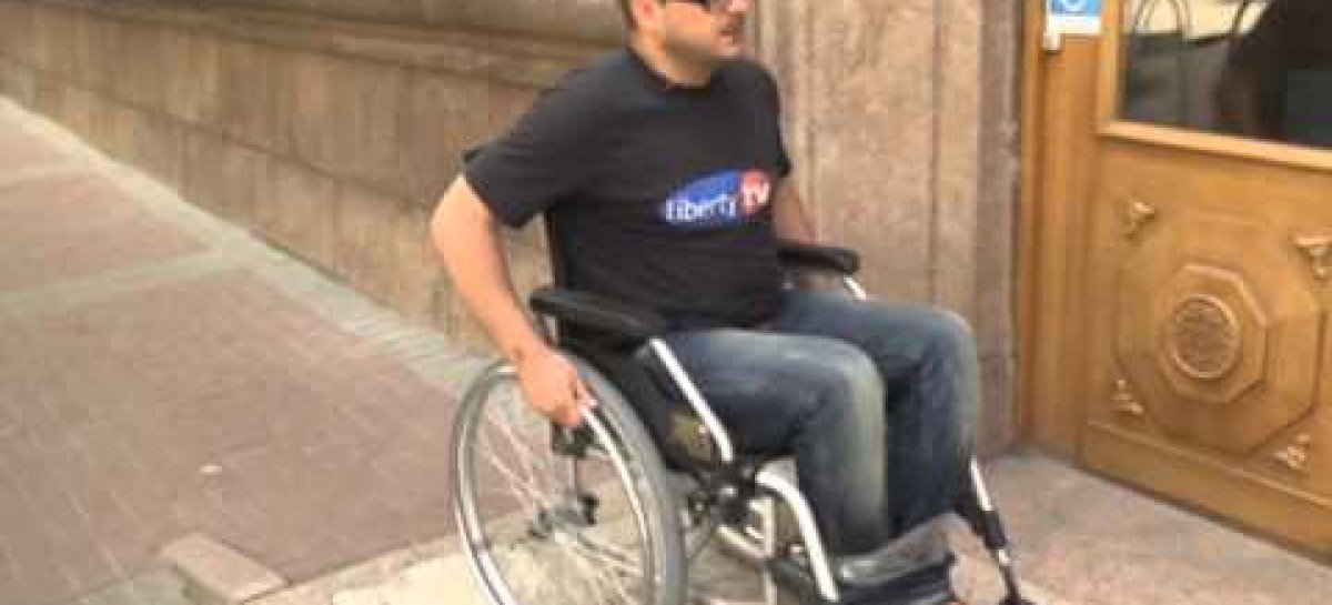 Чи легко людині з інвалідністю-візочнику потрапити до чиновницьких кабінетів? (ВІДЕО)