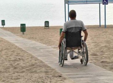 На Жданівському пляжі відкрили зону для осіб з інвалідністю