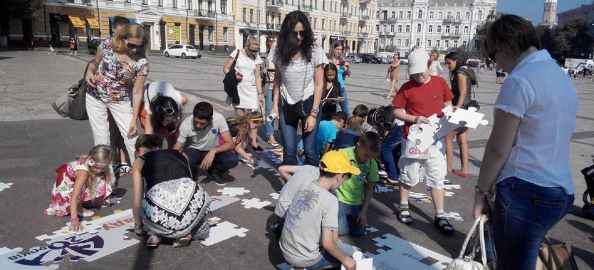 Флеш-моб «ІнФормуй свою громаду»: активні українці зібрали символи своїх міст