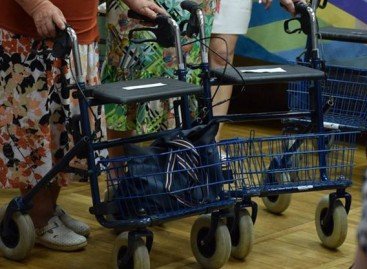 Миколаївські інваліди одержують ходунки-ролатори