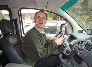 Страдающий ДЦП переселенец из Макеевки стал во Львове одним из самых востребованных таксистов