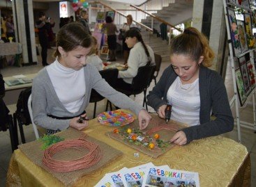На Дніпропетровщині особливих дітей лікують творчістю
