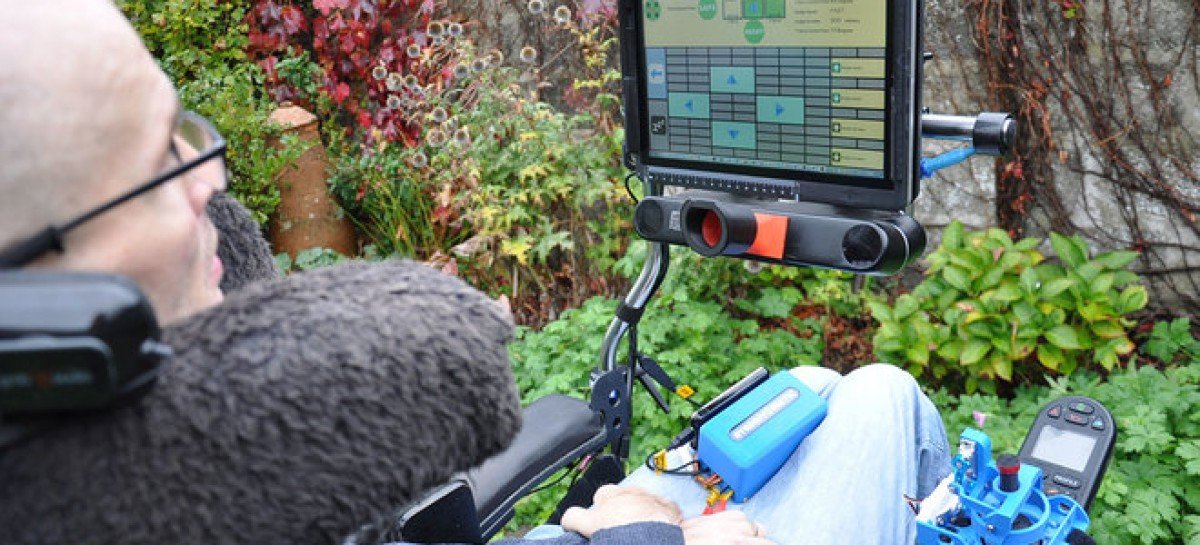 Чоловік з інвалідністю створив гаджет, що дозволяє управляти кріслом-коляскою поглядом