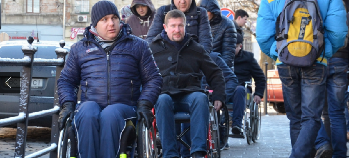 Львівські депутати розважили себе шопінгом на інвалідних візках