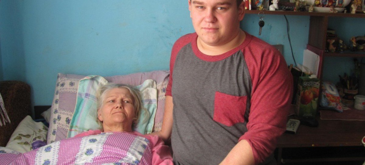 «Хочу підняти маму на ноги»: школяр з інвалідністю з Чернівців доглядає за паралізованою мамою