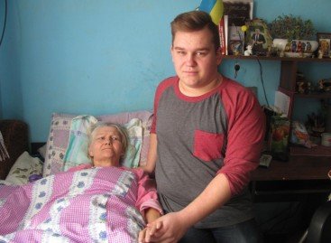 «Хочу підняти маму на ноги»: школяр з інвалідністю з Чернівців доглядає за паралізованою мамою
