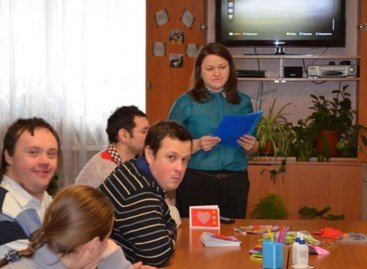 В обласній бібліотеці ім. К.А. Тімірязєва молодих людей із функціональними обмеженнями вчили спілкуватись «мовою квітів»