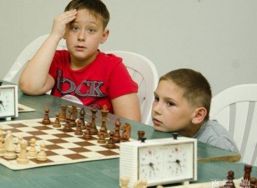 Львів закупив 10 шахових дошок для дітей з вадами зору