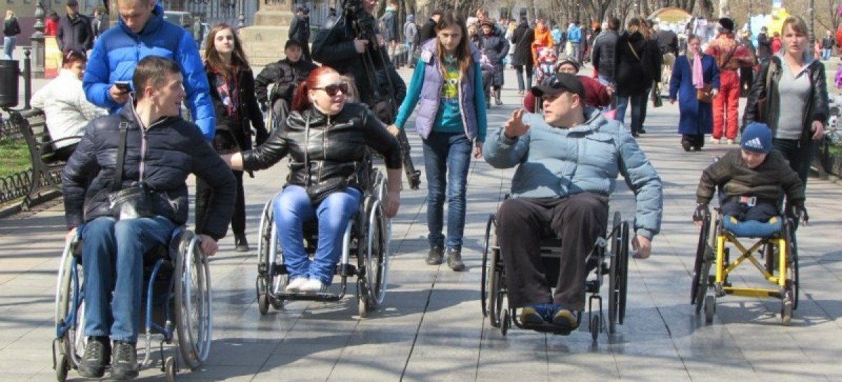 В Одессе прошла акция в защиту прав людей с инвалидностью «Прогулка по Приморскому бульвару»