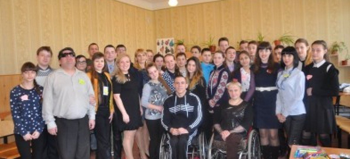 В Краматорске люди с инвалидностью впервые встречались с детьми в обычной школе