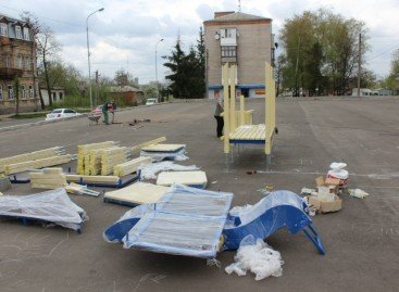 Вчора розпочались роботи по встановленню інклюзивного дитячого майданчику у Бердичеві. Фоторепортаж