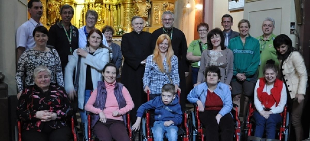 Канадські благодійники передали для українців з особливими потребами інвалідні візки