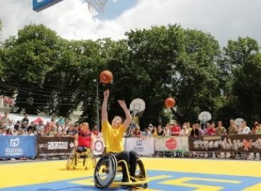Баскетболісти на візках влаштували показову гру у центрі Львова