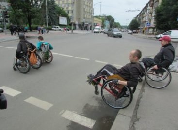 В Івано-Франківську розпочали роботи з пристосування вулиць для людей з інвалідністю