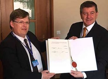 Павло Розенко передав грамоту про ратифікацію Україною Конвенції МОП №102 Генеральному директору МОП Гаю Райдеру