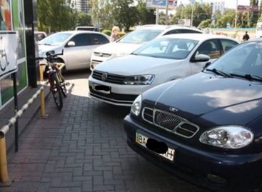 У Кіровограді через байдужих водіїв люди на колясках не можуть заїжджати до магазину