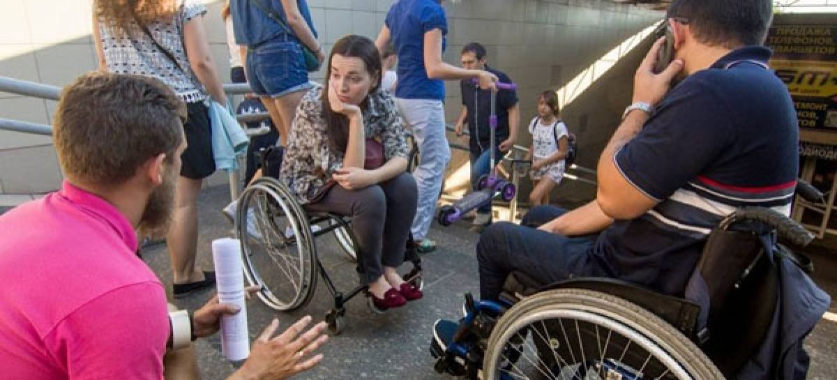 В Мариуполе люди на инвалидных колясках перегородили пешеходный переход