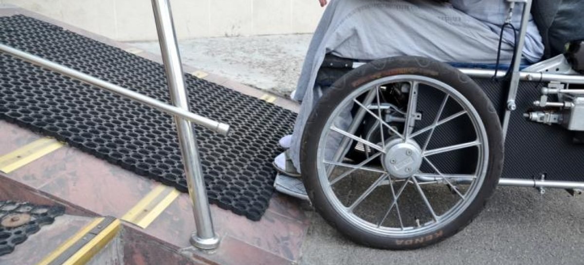 Бордюри, вузькі двері й незручні пороги – люди з інвалідністю розповіли про доступність судів