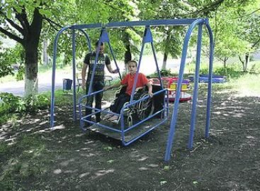 В Харькове появятся качели и турники для людей с инвалидностью