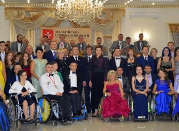 Марина Порошенко відкрила IV Мальтійський приятельський бал для людей з інвалідністю та волонтерів виконанням полонезу