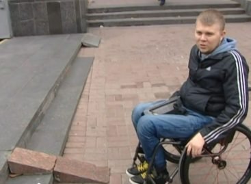 Життя людей на візках в Україні: аптеки без пандусів, високі бордюри