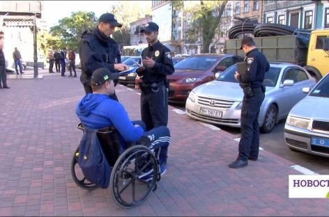 Инициативная группа людей на колясках проверяла городские парковки