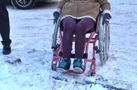 Журналистка 9 канала села в инвалидную коляску – проверяла доступность города